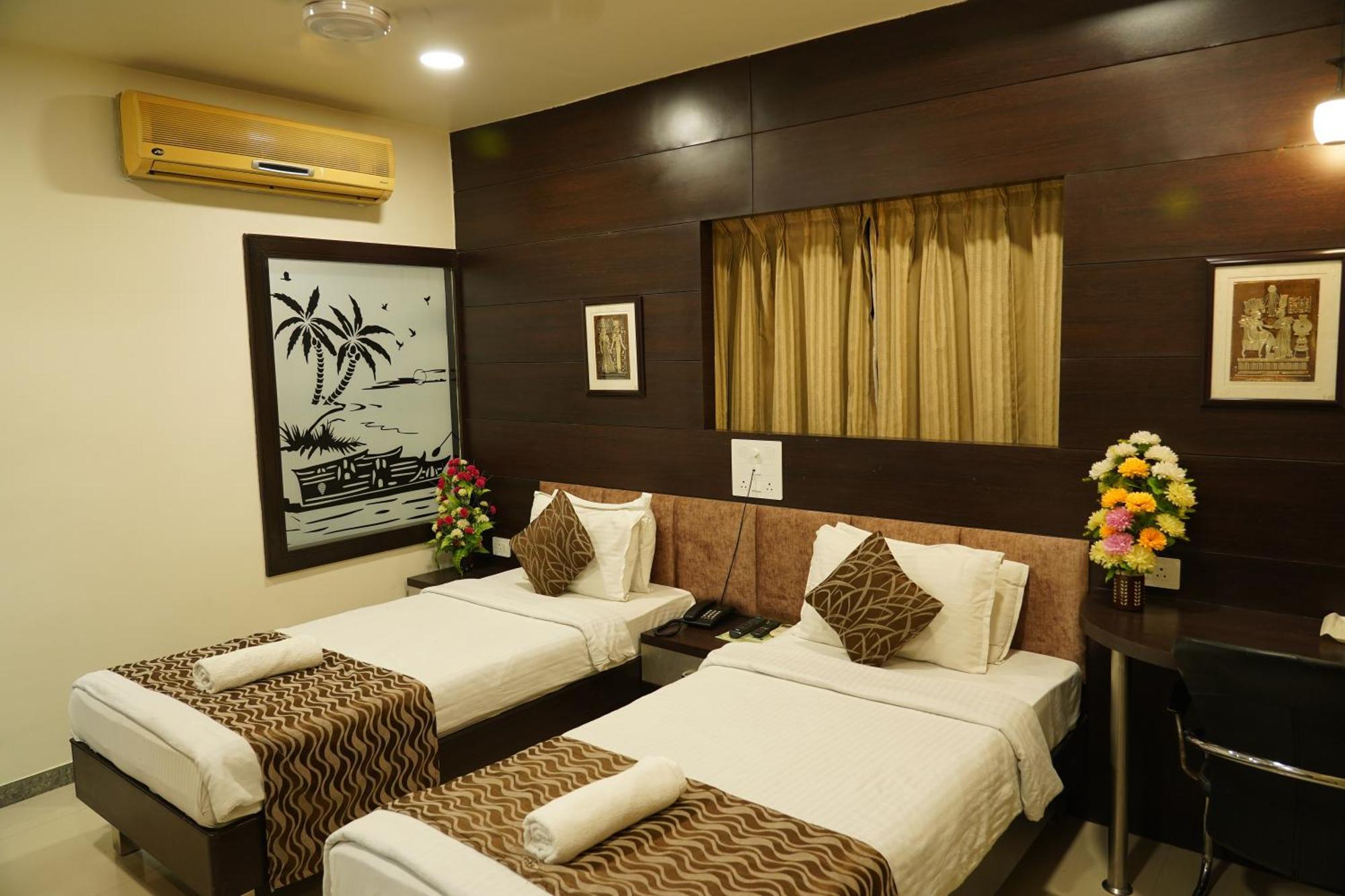 Marshall The Grand Hotel อาเมดาบัด ภายนอก รูปภาพ