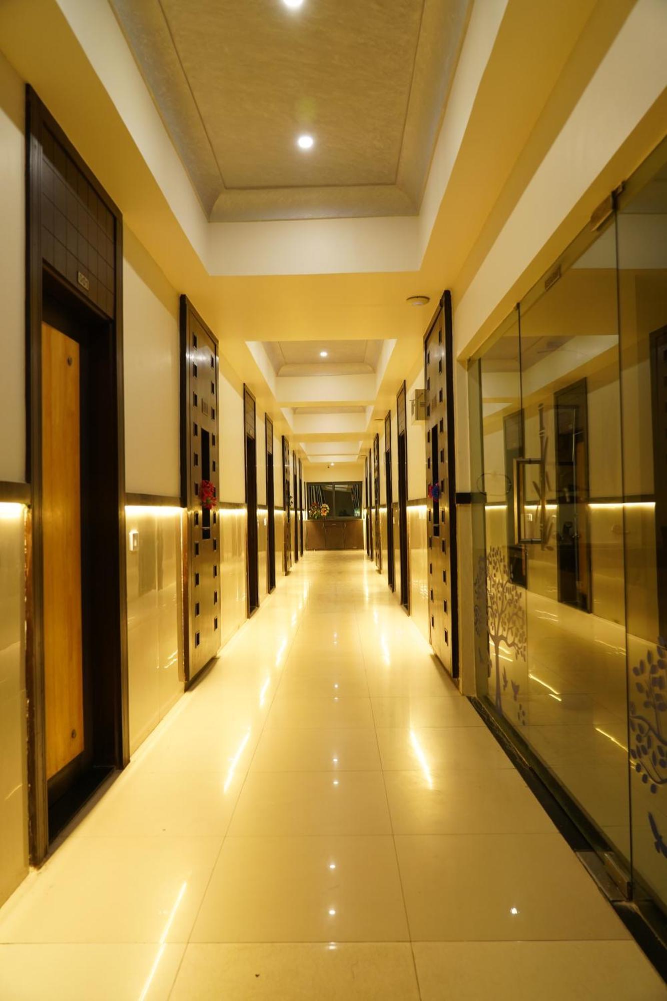 Marshall The Grand Hotel อาเมดาบัด ภายนอก รูปภาพ