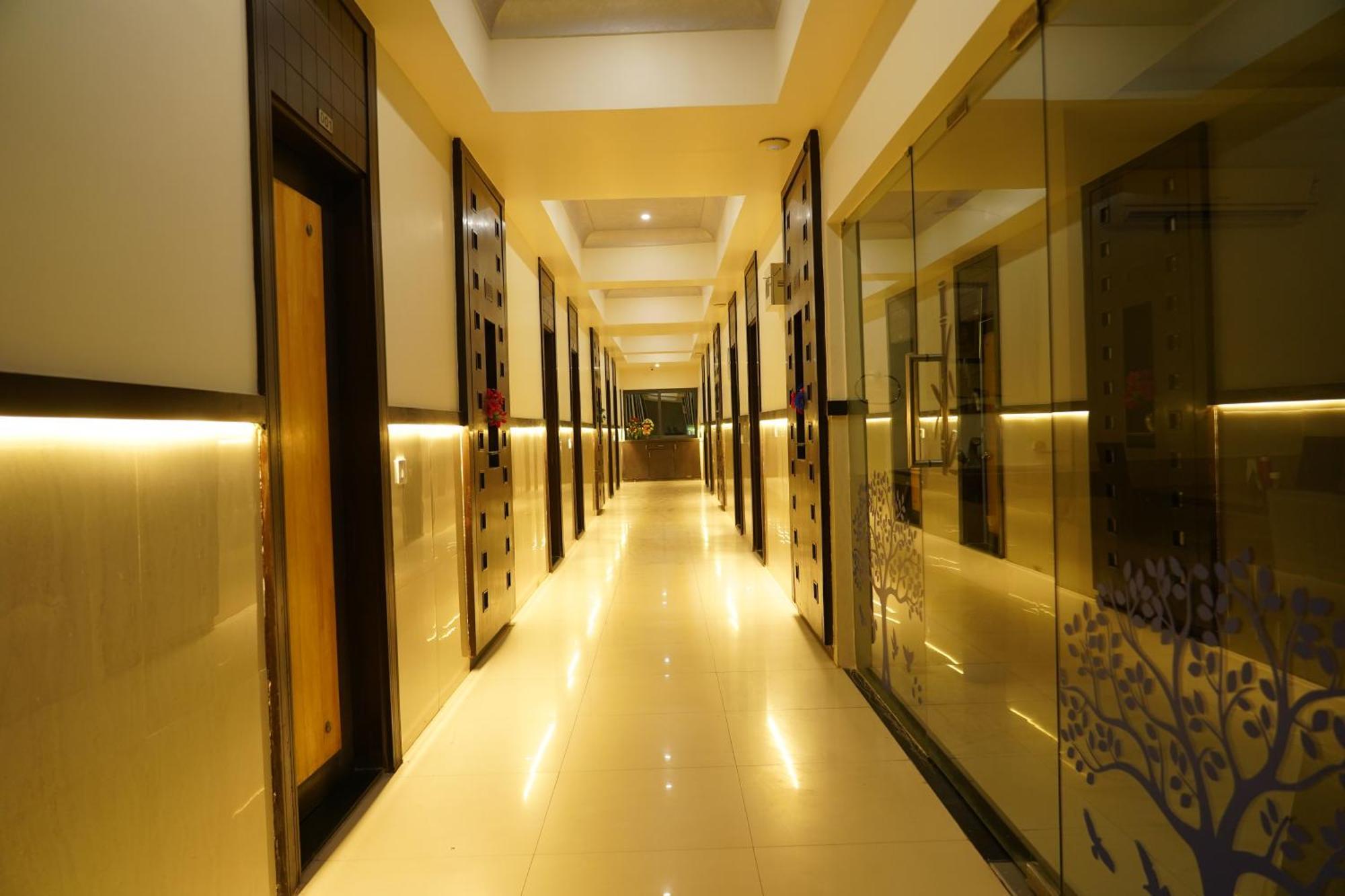 Marshall The Grand Hotel อาเมดาบัด ภายนอก รูปภาพ