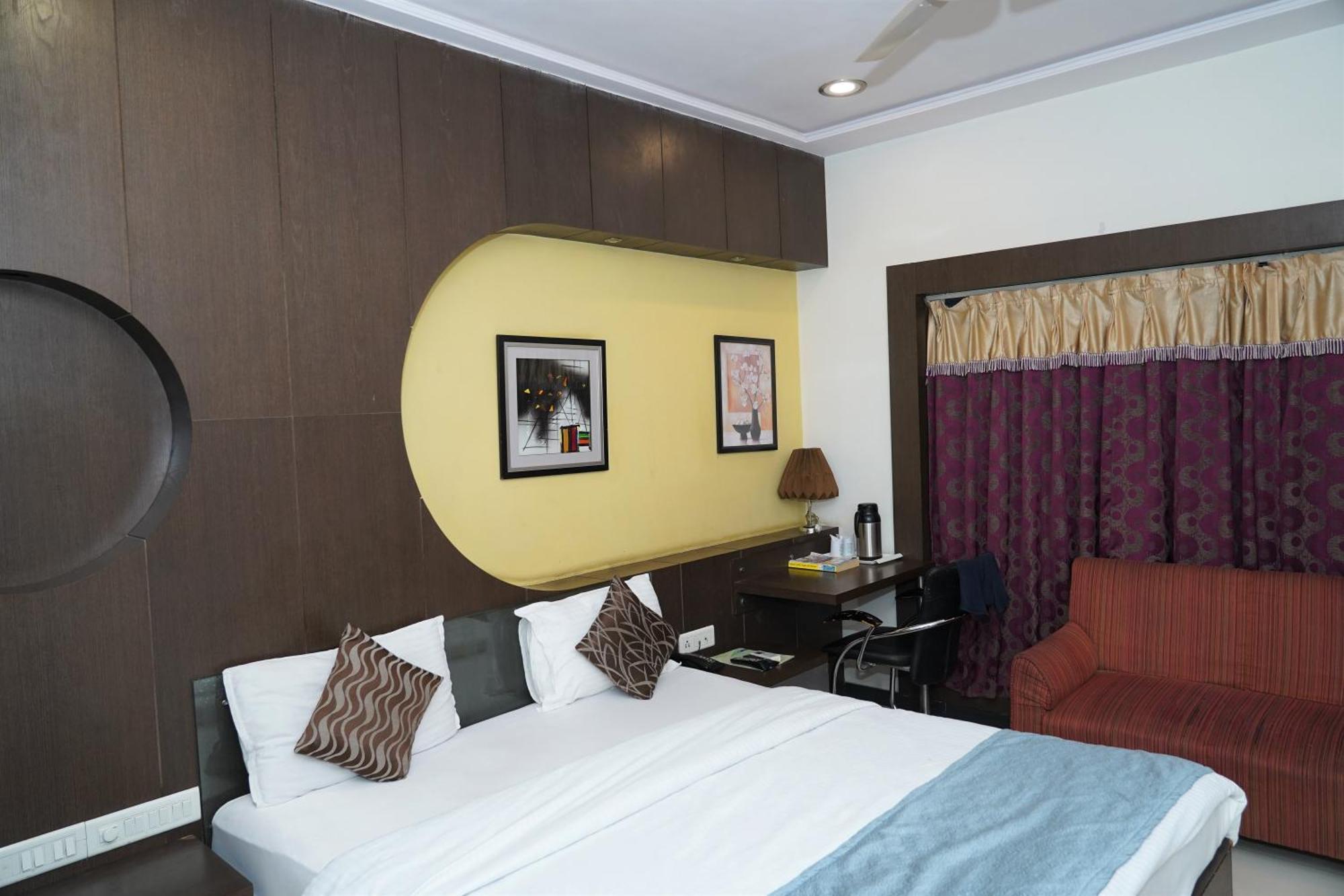 Marshall The Grand Hotel อาเมดาบัด ภายนอก รูปภาพ